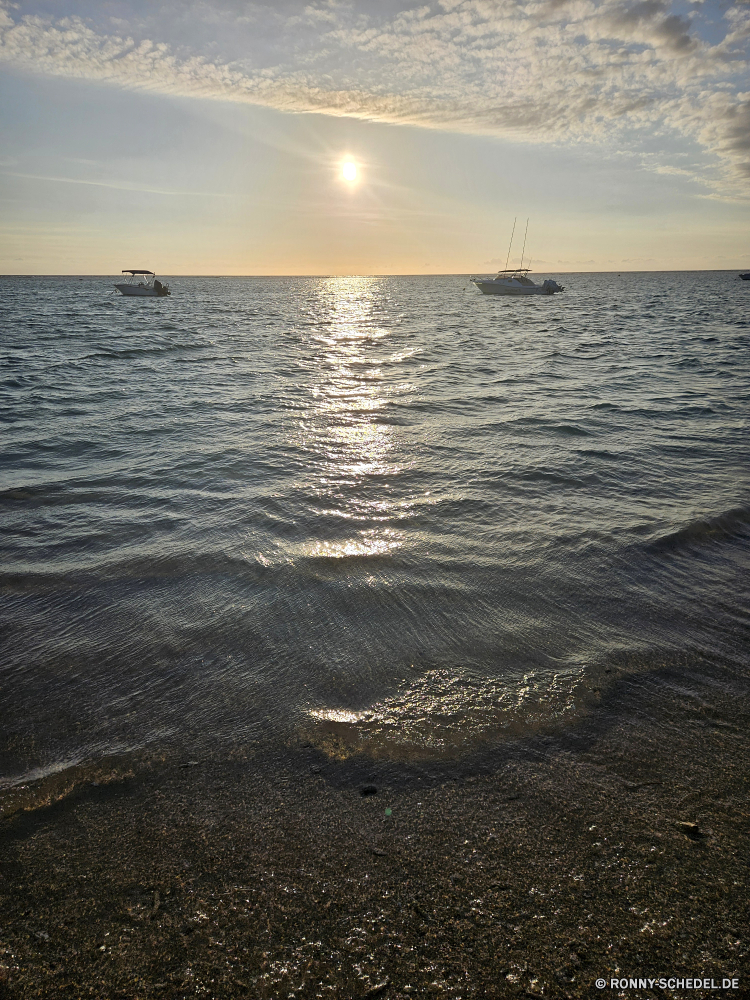 Mauritius Ozean Meer Wasser Strand Ufer Küste Sand Himmel Sonne Körper des Wassers Sonnenuntergang Landschaft Küstenlinie Küste Reisen Wolken am See Welle Insel Urlaub Sommer Wellen Sandbank Horizont Sonnenaufgang am Meer landschaftlich Barrier Tropischer Reflexion friedliche Tourismus Bucht Bar Fels Urlaub See sonnig seelandschaft Küste Surf Paradies Felsen 'Nabend Entspannen Sie sich Grat Szene Gezeiten Sonnenlicht Kontur im freien natürliche Höhe Wolke Tag ruhige Szenerie Dämmerung Wetter Kap Pazifik im freien Sonnenschein Boot Saison Stein bunte Farbe Orange geologische formation Erholung Boden romantische Klippe klar Golden natürliche Palm Ruhe entspannende Berg Tourist Meeresküste Frühling idyllische Urlaub Entspannung nass Erde Lagune Sterne Landschaften sandigen Sturm ruhig Landschaften gelassene Resort Berge Licht Schnee Bäume ocean sea water beach shore coast sand sky sun body of water sunset landscape shoreline coastline travel clouds lakeside wave island vacation summer waves sandbar horizon sunrise seaside scenic barrier tropical reflection peaceful tourism bay bar rock holiday lake sunny seascape coastal surf paradise rocks evening relax ridge scene tide sunlight silhouette outdoor natural elevation cloud day tranquil scenery dusk weather cape pacific outdoors sunshine boat season stone colorful color orange geological formation recreation soil romantic cliff clear golden natural palm calm relaxing mountain tourist seashore spring idyllic holidays relaxation wet earth lagoon star landscapes sandy storm quiet scenics serene resort mountains light snow trees