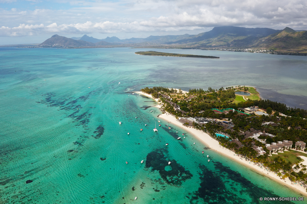 Mauritius Strand Ozean Meer Sand Küste Wasser Sandbank Urlaub Insel Himmel Reisen Landschaft Paradies Sommer Küstenlinie Tropischer Bar Urlaub am Meer landschaftlich Küste Ufer Sonne Welle Barrier Grat Wolken Bucht Wellen Tourismus Entspannen Sie sich sonnig Türkis Ziel Baum natürliche Höhe klar Erholung Palm Wolke Tourist Fels seelandschaft Szenerie Horizont Entspannung warm im freien exotische Resort Surf ruhige Boot Freizeit Szene Küste Wendekreis Stein idyllische Körper des Wassers Klippe Lagune romantische geologische formation im freien Inseln Meeresküste Pazifik Felsen Schwimmen Reise friedliche entspannende Stadt Sonnenlicht Berg sandigen Traum Reise natürliche Ruhe Panorama Urlaub Park Bäume Azurblau Schaum felsigen Schiff Marine heiß Kristall Süden beach ocean sea sand coast water sandbar vacation island sky travel landscape paradise summer shoreline tropical bar holiday seaside scenic coastline shore sun wave barrier ridge clouds bay waves tourism relax sunny turquoise destination tree natural elevation clear recreation palm cloud tourist rock seascape scenery horizon relaxation warm outdoor exotic resort surf tranquil boat leisure scene coastal tropic stone idyllic body of water cliff lagoon romantic geological formation outdoors islands seashore pacific rocks swim trip peaceful relaxing city sunlight mountain sandy dream journey natural calm panorama vacations park trees azure foam rocky ship marine hot crystal south