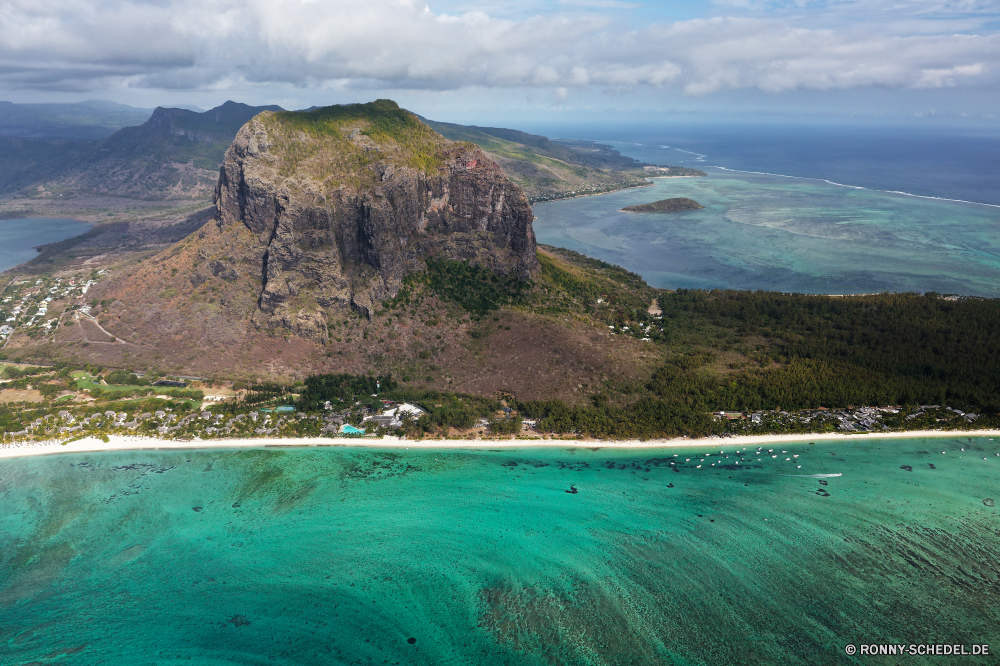 Mauritius Strand Vorgebirge natürliche Höhe Ozean Meer Küste geologische formation Landschaft Wasser Insel Küste Reisen Klippe Sand Urlaub Bucht landschaftlich Sommer Himmel Urlaub Sonne Fels Paradies Tourismus Baum Ufer sonnig Berg Tropischer Wellen Welle Felsen am Meer Küstenlinie Tourist Wolke Hügel im freien seelandschaft Küste Kap felsigen Horizont Wolken Ziel klar Surf Panorama Palm Boot Park Szene Szenerie Stein warm Inseln Pazifik im freien Körper des Wassers Lagune Urlaub Entspannen Sie sich ruhige Erholung Resort Berge Tag Stadt Klippen entspannende Bäume Süden Urlaub Land Entspannung romantische natürliche Reiseziele Kiefer Traum idyllische Sonnenuntergang Sonnenlicht Türkis Azurblau Nautik Pflanze Stadt Ruhe beach promontory natural elevation ocean sea coast geological formation landscape water island coastline travel cliff sand vacation bay scenic summer sky holiday sun rock paradise tourism tree shore sunny mountain tropical waves wave rocks seaside shoreline tourist cloud hill outdoor seascape coastal cape rocky horizon clouds destination clear surf panorama palm boat park scene scenery stone warm islands pacific outdoors body of water lagoon vacations relax tranquil recreation resort mountains day city cliffs relaxing trees south holidays land relaxation romantic natural destinations pine dream idyllic sunset sunlight turquoise azure nautical plant town calm