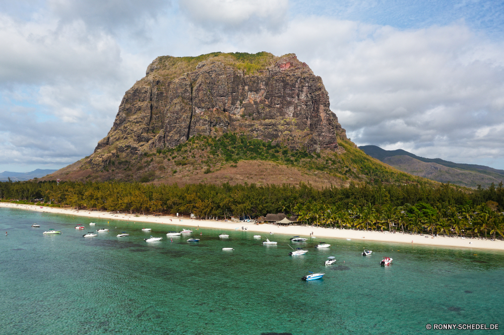 Mauritius Vorgebirge natürliche Höhe geologische formation Berg Landschaft Meer Wasser Fels Reisen Himmel Ozean Knoll Küste Strand Tourismus Berge Sommer Urlaub Insel Klippe Ufer Küste landschaftlich Wolken Spitze See Kap Sand Bucht im freien Szene Szenerie Urlaub Hügel Baum felsigen Tag Wald Bereich Landschaften Park Tropischer nationalen ruhige Horizont Türkis im freien Sonne Land Fluss Wildnis Welle Felsen Wolke Stein Tourist Hochland Wahrzeichen Abenteuer Farbe Ziel friedliche Wetter Wild natürliche sonnig Reise Boot Wellen Vulkan vulkanische Klippen Lagune Reiseziele am Meer seelandschaft Resort horizontale Paradies Umgebung Schnee promontory natural elevation geological formation mountain landscape sea water rock travel sky ocean knoll coast beach tourism mountains summer vacation island cliff shore coastline scenic clouds peak lake cape sand bay outdoors scene scenery holiday hill tree rocky day forest range scenics park tropical national tranquil horizon turquoise outdoor sun land river wilderness wave rocks cloud stone tourist highland landmark adventure color destination peaceful weather wild natural sunny journey boat waves volcano volcanic cliffs lagoon destinations seaside seascape resort horizontal paradise environment snow