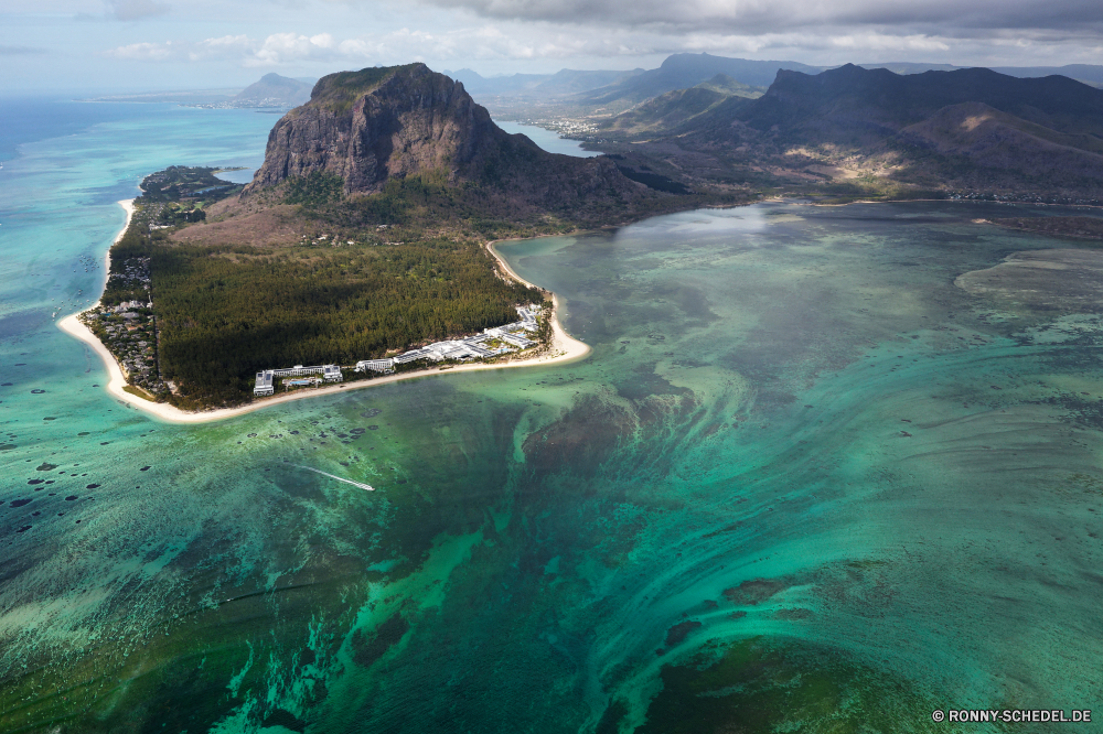 Mauritius Vorgebirge natürliche Höhe geologische formation Landschaft Küste Meer Ozean Wasser Strand Reisen Küste Berg landschaftlich Himmel Bucht Klippe Insel Ufer Fels Sand Tourismus Sommer Urlaub Berge Sonne Felsen im freien Küstenlinie Urlaub Wolke Wellen Welle Szenerie Baum Tropischer Wolken See Paradies felsigen Hügel Park Fluss sonnig Küste Tourist Pazifik Surf im freien seelandschaft Schlucht Stein Panorama natürliche Boot Meeresküste Körper des Wassers Ziel am Meer Horizont Sonnenuntergang Türkis Szene Süden Entspannung friedliche Klippen Spitze Tag Entspannen Sie sich Wüste Kap Tal Wetter Erholung Bäume Wald Luftbild Klima Steine Brücke Bereich entspannende ruhige Straße romantische promontory natural elevation geological formation landscape coast sea ocean water beach travel coastline mountain scenic sky bay cliff island shore rock sand tourism summer vacation mountains sun rocks outdoor shoreline holiday cloud waves wave scenery tree tropical clouds lake paradise rocky hill park river sunny coastal tourist pacific surf outdoors seascape canyon stone panorama natural boat seashore body of water destination seaside horizon sunset turquoise scene south relaxation peaceful cliffs peak day relax desert cape valley weather recreation trees forest aerial climate stones bridge range relaxing tranquil road romantic