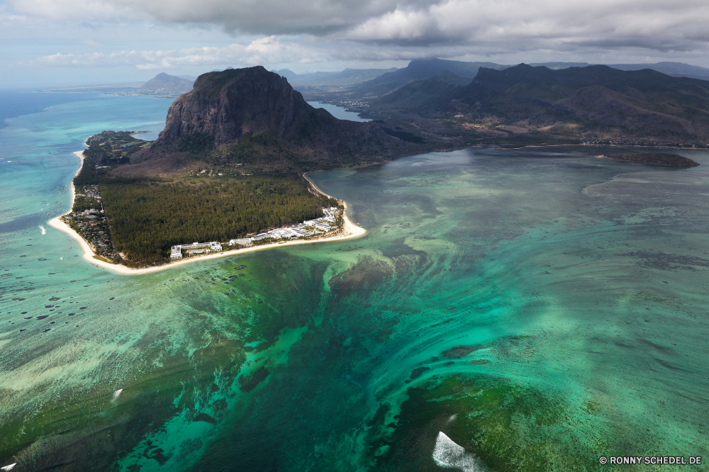 Mauritius Vorgebirge natürliche Höhe geologische formation Strand Küste Meer Ozean Landschaft Wasser Küste Bucht Insel Reisen Klippe Urlaub Sand Fels landschaftlich Sommer Ufer Himmel Urlaub Sonne Tourismus Wellen Berg Tropischer Welle Paradies sonnig am Meer Wolke Surf seelandschaft Felsen Küste felsigen im freien Baum Pazifik Boot Szenerie Hügel Entspannen Sie sich im freien Wolken Panorama Küstenlinie Tourist Kap Ziel Körper des Wassers Stein Klippen Park Szene warm Türkis Erholung Inseln Horizont Lagune Meeresküste Tag Süden natürliche Palm Entspannung friedliche entspannende Sonnenuntergang romantische klar idyllische Berge Stadt ruhige Schwimmen Bewuchs See Urlaub Resort Urlaub Pflanze exotische Sonnenlicht Riff Frühling promontory natural elevation geological formation beach coast sea ocean landscape water coastline bay island travel cliff vacation sand rock scenic summer shore sky holiday sun tourism waves mountain tropical wave paradise sunny seaside cloud surf seascape rocks coastal rocky outdoor tree pacific boat scenery hill relax outdoors clouds panorama shoreline tourist cape destination body of water stone cliffs park scene warm turquoise recreation islands horizon lagoon seashore day south natural palm relaxation peaceful relaxing sunset romantic clear idyllic mountains city tranquil swim vegetation lake vacations resort holidays plant exotic sunlight reef spring