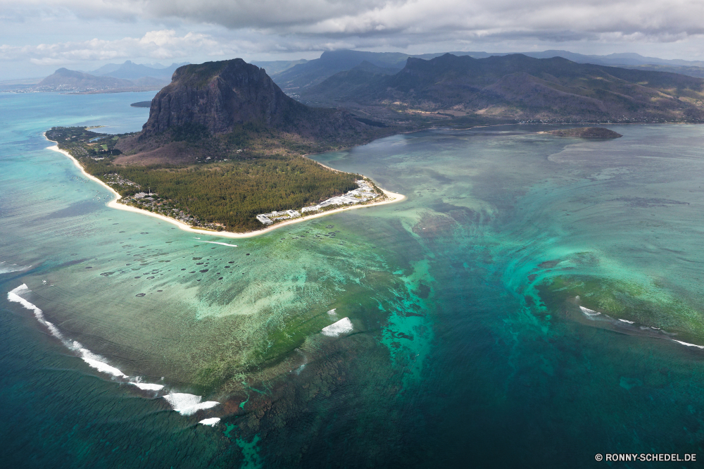 Mauritius Vorgebirge natürliche Höhe Ozean geologische formation Küste Meer Strand Landschaft Wasser Reisen Küste Bucht Sand Insel Fels Ufer Urlaub Körper des Wassers Wellen Sommer landschaftlich Sonne Klippe Himmel Tourismus Küstenlinie Felsen Berg Welle Urlaub im freien Pazifik Baum Tropischer im freien Surf Paradies felsigen Kap Szenerie Wolke sonnig seelandschaft am Meer Küste Stein Hügel Park Panorama natürliche Tourist Wolken Ziel warm Horizont klar Berge entspannende Stadt Klippen Türkis Erholung Meeresküste Marine See Szene Inseln Urlaub Entspannen Sie sich Boot friedliche romantische Gras Frühling Tag Kiefer Süden bewölkt Palm Pflanze Umgebung Land ruhige promontory natural elevation ocean geological formation coast sea beach landscape water travel coastline bay sand island rock shore vacation body of water waves summer scenic sun cliff sky tourism shoreline rocks mountain wave holiday outdoor pacific tree tropical outdoors surf paradise rocky cape scenery cloud sunny seascape seaside coastal stone hill park panorama natural tourist clouds destination warm horizon clear mountains relaxing city cliffs turquoise recreation seashore marine lake scene islands vacations relax boat peaceful romantic grass spring day pine south cloudy palm plant environment land tranquil