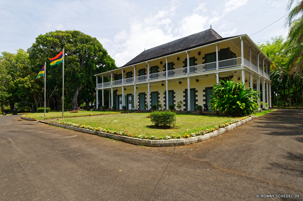 Mauritius Schule Gebäude Struktur Architektur Haus Startseite Himmel aussenansicht Residenz Stadt Bau Hochschule Eigenschaft Reisen Universität Urban Gras Wohn moderne Immobilien Backstein historischen Neu Rasen Palast Fenster alt Straße Garten Immobilien Dach Real Landschaft Wahrzeichen Häuser Gebäude Sommer Luxus Fassade Baum Zentrum Vororten Geschichte Gehäuse Hof Bäume Wohnung Stein Stadt traditionelle Suburban Realty Herrenhaus Schloss Windows Investitionen Park Hypothek Tourismus sonnig Kultur teure im freien Wolken Leben Platz Gestaltung Geschäft Straße Büro school building structure architecture house home sky exterior residence city construction college property travel university urban grass residential modern estate brick historic new lawn palace window old street garden real estate roof real landscape landmark houses buildings summer luxury facade tree center suburbs history housing yard trees dwelling stone town traditional suburban realty mansion castle windows investment park mortgage tourism sunny culture expensive outdoor clouds living place design business road office