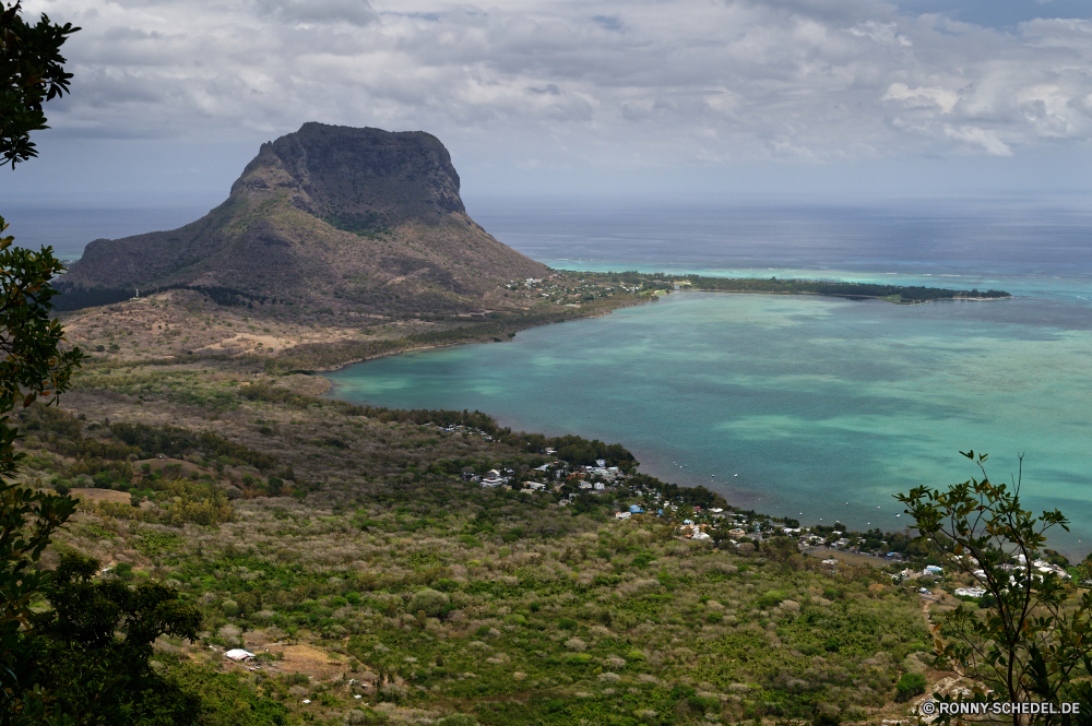 Mauritius Vorgebirge natürliche Höhe geologische formation Meer Küste Ozean Strand Landschaft Wasser Küste Fels Ufer Klippe Reisen Himmel Insel Urlaub landschaftlich Sommer Bucht Sand Küstenlinie Kap Welle Berg Tourismus Urlaub Wellen Sonne Felsen Szenerie Baum sonnig Hügel im freien Paradies felsigen Szene seelandschaft Horizont Surf Wolken Stein Küste Wolke Pazifik im freien Klippen Ziel Tropischer Panorama Park am Meer Entspannen Sie sich Tourist Tag ruhige Wetter Berge Gezeiten Gras Süden Erholung klar Türkis Steine idyllische Urlaub Entspannung Stadt warm Umgebung entspannende Sonnenlicht Wald Inseln Westen Landschaften bewölkt Pflanze Farbe promontory natural elevation geological formation sea coast ocean beach landscape water coastline rock shore cliff travel sky island vacation scenic summer bay sand shoreline cape wave mountain tourism holiday waves sun rocks scenery tree sunny hill outdoor paradise rocky scene seascape horizon surf clouds stone coastal cloud pacific outdoors cliffs destination tropical panorama park seaside relax tourist day tranquil weather mountains tide grass south recreation clear turquoise stones idyllic holidays relaxation city warm environment relaxing sunlight forest islands west scenics cloudy plant color